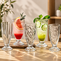 Großhandel Geripptes Eisbecher-Dessertglas mit Fuß für Milchshake, Pudding, Saft, Cocktails – Ideal für Bar & Restaurant, mit individuellem Logo