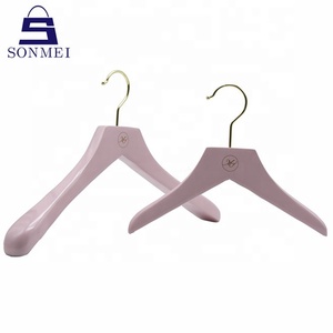 Porte-vêtements haut de gamme en résine pour <span class=keywords><strong>garage</strong></span>, en bois massif naturel, avec logo gravé sur mesure - Product Image 5