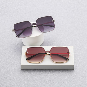 แว่นกันแดดไล่เฉดสีใหม่สำหรับผู้หญิง ป้องกันรังสียูวี 400 เลนส์พีซี กรอบโลหะ รุ่นที่ 3 บรรจุกล่อง หมายเลขสินค้า 637 - Product Image 1