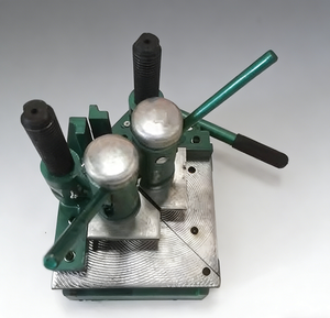 Machine à souder les coins par perforation <span class=keywords><strong>pour</strong></span> la fabrication de fenêtres et de portes en <span class=keywords><strong>PVC</strong></span> - Product Image 1