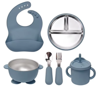 Ensemble de vaisselle en silicone pour bébé avec assiette compartimentée en acier inoxydable, bol à ventouse, bavoir, cuillère, fourchette et tasse à bec.