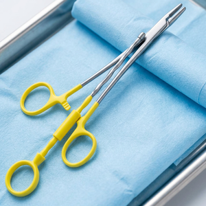 Pinza Hemostática Quirúrgica Manual de Acero Inoxidable con Mango Amarillo, Modelo 2026 Six Flowers/OEM, Certificación CE Clase II ISO - Product Image 2
