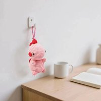 Jouet en peluche dinosaure rose fait main au crochet avec accents rouges, jouet unique pour enfants, adorable décoration de maison, cadeau