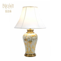 Lampe de table vintage de luxe moderne avec abat-jour en forme de tambour en céramique à motif floral doré en porcelaine blanche, électrique et incandescente