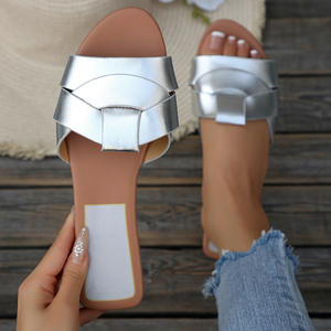 Sandalias de mujer de estilo nuevo para el verano 2025, con punta cuadrada, tiras cruzadas, planas, sin cordones, suela de goma, sencillas, para uso exterior. - Product Image 3