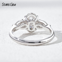 Bague à trois pierres en or blanc 10K avec diamant ovale de 2 carats couleur D et pierres latérales en forme de poire de 4x6 mm pour femme