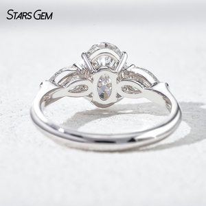 Bague à trois pierres en or blanc 10K avec diamant ovale de 2 carats couleur D et pierres latérales en forme de poire de 4x6 mm pour femme - Product Image 4