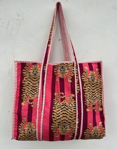 Sac de transport matelassé en coton léger, imprimé à la main, sac à bandoulière pour le quotidien et les voyages - Product Image 1