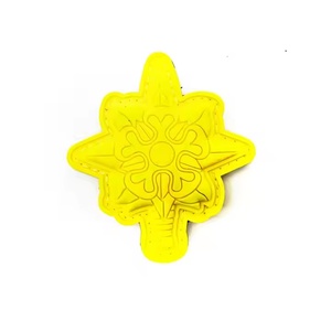 Étiquette de vêtement personnalisée en PVC souple 2D moulé sur mesure avec support à crochet en caoutchouc polyvinyle chloré - Product Image 3