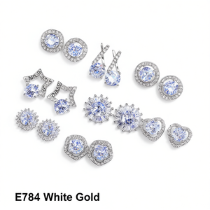 E784 Orecchini a lobo in oro bianco con cristalli a forma di cuore, montatura a griffe, gioielli classici da donna per tutti i giorni - Product Image 1