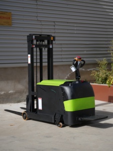 Chariot à palettes motorisé, capacité de charge 1 tonne, moteur DC, utilisation debout, pour usage extérieur sur chaussée, couleur vert et noir - Product Image 4