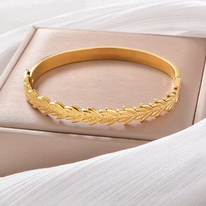 Pulseras y brazaletes de oro fino, pulidos, resistentes al óxido, con un brillo metálico suave y brillante, con un patrón de follaje natural elegante y a la moda. - Product Image 4