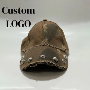 Casquettes de baseball en coton délavé pour hommes, personnalisées avec strass, à visière courbée, ajustées, style hip-hop, effet vieilli et déchiré, avec détails métalliques - Product Image 1