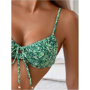 ชุดบิกินี่ผู้หญิงแบบ 2 ชิ้น ลายดอกไม้สไตล์โบฮีเมียน มีโครงเหล็กดันทรง สายผูกคอ ชุดว่ายน้ำผูกด้านหน้า ตัดเว้าด้านหน้า - Product Image 5