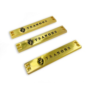 Accessoires vestimentaires en métal personnalisés avec logo en relief et encre noire - Product Image 2