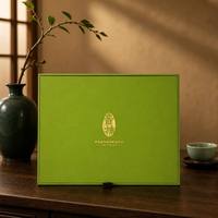 Boîte cadeau magnétique pliable personnalisée verte avec doublure en carton, languette à ruban et impression de logo UV pour la vente au détail