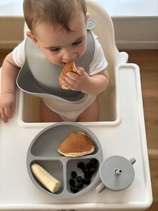 Bavoir pour bébé en silicone souple pliable sans BPA imperméable avec fermeture à bouton et attrape-nourriture Service OEM disponible - Product Image 5