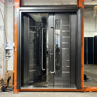 Porte d'entrée moderne pour appartement avec poignée en laiton à design battant, serrure de sécurité extérieure, finition de luxe résistante au vent
