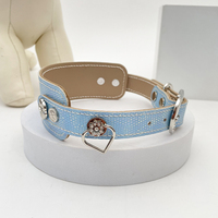 Collier pour chien en strass tendance pour petits et moyens chiens, bleu clair, en cuir véritable, avec breloque fleur et boucle en cristal, style quotidien de luxe