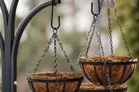 4-Armiger Hängender Pflanzenständer mit Kokosfaser-Einsatz, Vertikaler Blumentopfhalter, Pulverbeschichteter Metall-Pflanzenständer, Wetterfest für Außenbereich und Garten