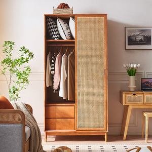 Armoire de rangement autoportante de luxe en bois massif et rotin avec cannage naturel, mobilier de chambre côtier pour vêtements - Product Image 1