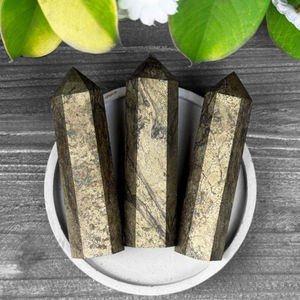 Vente en gros de tours de cristaux en pierre naturelle polie de style bohème (Pyrite, Prehnite) pour une décoration intérieure unique et des cadeaux de fêtes - Product Image 1