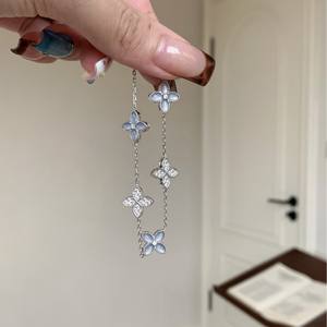 Pulsera de Trébol de Cuatro Hojas con Circonitas Plateadas Clásicas, Pulsera de Flor de la Suerte con Cristales Azules para Mujer, Regalos - Product Image 1