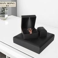 Boîte à bagues, bracelet et collier de style classique Emballage de bijoux Boîte à bijoux en plastique noir estampage or avec logo personnalisé et lumière LED