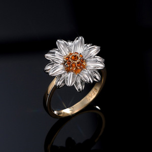 Anello da Donna con Motivo Floreale Margherita e Girasole, Elegante Bicolore, Gioiello Regolabile in Lega, Stile Moderno - Product Image 2
