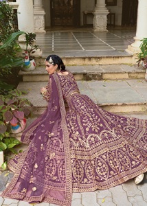 Lehenga Choli en tissu papillon pur, exporté d'Inde, avec doublure à 2 couches et travail de designer de qualité supérieure, pour femmes, disponible à la vente. - Product Image 3