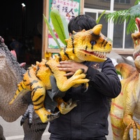 Marionnette à main Small Bay : Dinosaure animatronique 3D réaliste avec mouvements et sons pour enfants et parcs d'attractions