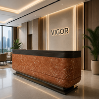 Comptoir de réception incurvé en marbre veiné avec bordure en bois foncé et métal, logo personnalisé, pour cabinet d'avocats, hall d'hôtel