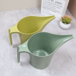 Arrosoir à long bec en plastique vert et jaune, durable pour une utilisation intérieure et extérieure - Product Image 1