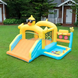 Şişme kaleler, kabarık evler, ördek şeklinde kabarık büyük slaytlar ve çocuk şişme bouncy kaleler keyfini çıkarın