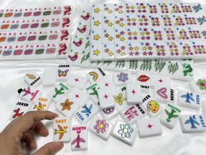 Jeu de Mahjong Américain en Plastique de Luxe, Motif Arc-en-ciel Pop Art Coloré avec Étoiles et Avions, pour Soirées de Jeu en Intérieur - Product Image 2