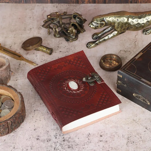 Journal en cuir gaufré vintage avec fermoir en laiton, carnet fait main pour l'écriture, le dessin et l'usage quotidien - Product Image 1