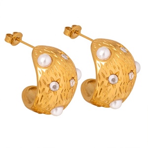 Style exagéré titane acier clous <span class=keywords><strong>d</strong></span>'<span class=keywords><strong>oreille</strong></span> luxe élégant or argent boucles <span class=keywords><strong>d</strong></span>'oreilles incrusté <span class=keywords><strong>perle</strong></span> Grain boucles <span class=keywords><strong>d</strong></span>'oreilles goujon pour les filles - Product Image 1