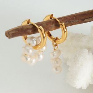 Venta al por mayor 18K chapado en oro joyería de las mujeres de moda patrón geométrico pendientes de acero inoxidable con perlas de plata puños aro - Product Image 1