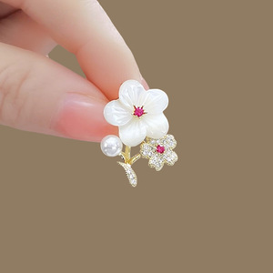 Broche Fleur de Coquillage pour Femme, Broche Créative au Tempérament, Petite Broche Fleur de Prunier, Design de Niche, Mariage, Alliage Plaqué Or, Personnalisable - Product Image 3