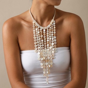 Collar de moda con diseño de conchas exageradas, estilo europeo, tipo cascada, accesorio bohemio para mujer, ideal para la playa. - Product Image 3