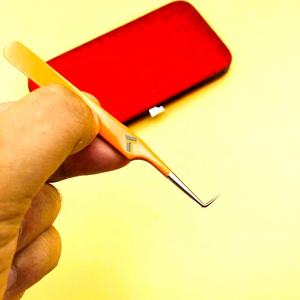 Pince à épiler pour extensions de cils en acier inoxydable de qualité supérieure, avec logo personnalisé, revêtement orange à 90 degrés, pointe lisse, durable et éco-responsable - Product Image 1