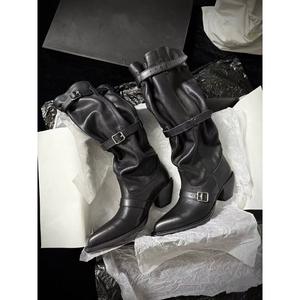 Botas vaqueras vintage de cuero para mujer, con punta, tacón grueso, diseño exclusivo y altura hasta la rodilla. - Product Image 1