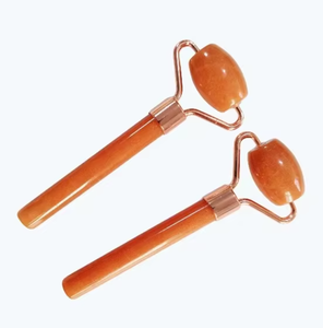Coffret beauté : rouleau de jade aventurine rouge pour massage des yeux - Product Image 1