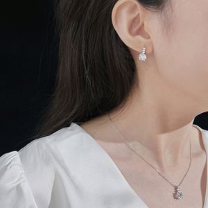 Boucles d'oreilles clous Dylam classiques pour femme, en argent sterling 925 plaqué rhodium, avec zircone 5A, idéales pour mariage et mariée - Product Image 4