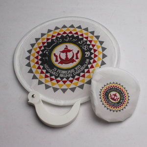 Disque volant en nylon imprimé avec logo personnalisé en <span class=keywords><strong>film</strong></span> plastique, éventail pliable à main rond en nylon avec pochette, disque volant pliable avec poche - Product Image 3