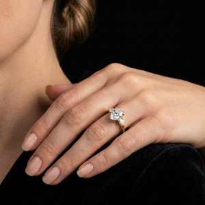 Bague de fiançailles ovale en or jaune 14K/18K avec diamant de laboratoire pour femme - Bijoux de mariage de luxe - Product Image 1