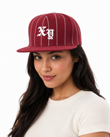 Casquette de baseball structurée à 6 panneaux, brodée sur mesure, style sportif, motif fruit, bordeaux à fines rayures blanches, visière plate, ajustable