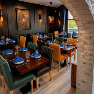 Juego de Muebles de Restaurante Contemporáneo, Mesa de Madera con Sillas Tapizadas, Diseño Moderno para Espacio de Comedor Comercial - Product Image 1
