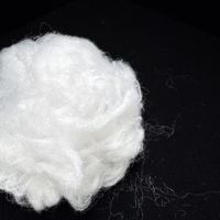 Fibre de polyester vierge blanche 3D 51MM fiable, ignifuge, pour rembourrage, matière première non tissée chimiquement liée pour le filage
