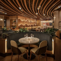 Banquette incurvée en PU, chaise de salle à manger en bois courbé, table ronde sur piétement blanc pour restaurant et bistro de luxe